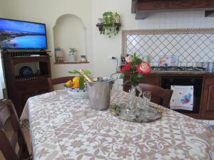 una cucina con un tavolo con una ciotola di frutta sopra di Casa Vacanze Il Libeccio a Positano