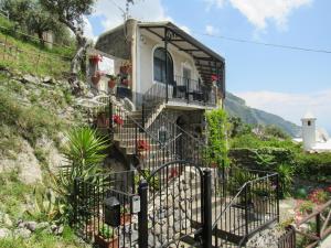 uma casa ao lado de uma montanha em Casa Vacanze Il Libeccio em Positano