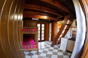 een keuken met een gewelfd plafond en een trap in een huis bij Morada da Xica in Guarda do Embaú