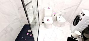 a bathroom with a toilet and a sink at Fantastic 3 bedroom next playa Las Américas & WIFI FREE in Playa Fañabe +26 photos