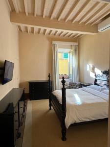 a bedroom with a large bed and a window at Residenza del Corso in Arezzo