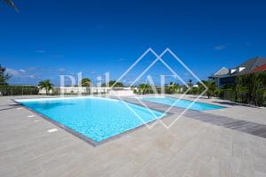 een zwembad in een villa met een fontein bij 5 bed-rooms Front-Beach apartment at Orient Beach in Saint Martin