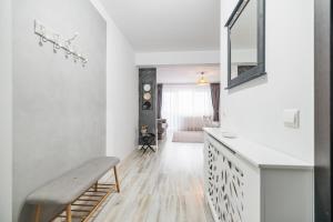 salon z białymi ścianami i drewnianą podłogą w obiekcie Olivia's Home w Sybinie