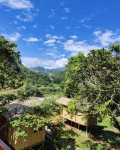 Aussicht von einem Haus auf einem Feld mit Bäumen in der Unterkunft Moupiya Resort and Restaurant in Dāngchura