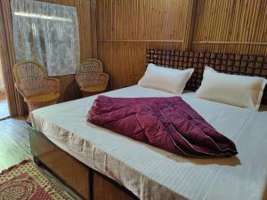 ein großes Bett in einem Zimmer mit zwei Kissen in der Unterkunft Moupiya Resort and Restaurant in Dāngchura