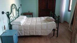 ein Schlafzimmer mit einem Bett mit einer weißen Bettdecke in der Unterkunft Namaste apartment Fiumelatte in Varenna