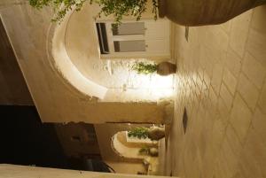 een uitzicht over een steeg met planten in een gebouw bij Caveoso Hotel in Matera