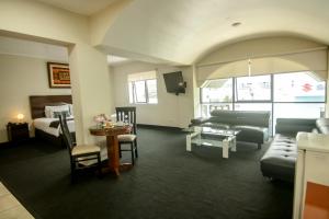 a living room with a couch and a table at Epiqus Hotel in Lima