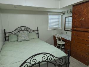 1 dormitorio con 1 cama, vestidor y escritorio en Cozy Family Home in Texas, en Fort Worth