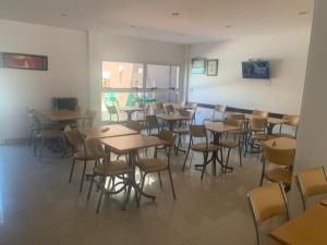 una habitación con mesas y sillas en un restaurante en Hostal Camp de Mar en San Bernardo