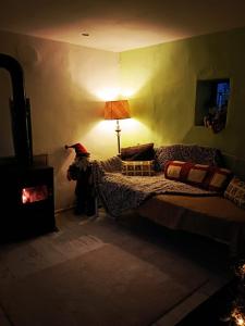 1 dormitorio con 1 cama y 1 lámpara en una habitación en Serendipity Cottage Palamartsa en Palamarza