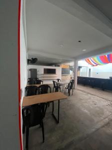 una sala da pranzo con tavolo e sedie e una cucina di JAMJALI HOTEL ARMERO GUAYABAL (PISCINA-COCINA LIBRE) a Guayabal
