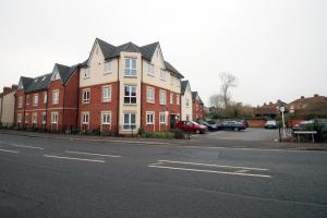 Une rangée de maisons sur le côté d'une rue dans l'établissement K Suites - Carnival Court, à Bridgwater