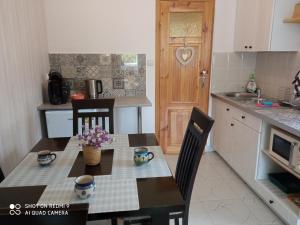 Kuchnia lub aneks kuchenny w obiekcie Domek i Apartamenty Stokrotka