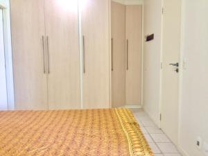 Zimmer mit zwei Schränken und einem Teppich in der Unterkunft Ninho de Gaivotas 1 - O Resort ! in Rio de Janeiro + 24 Fotos