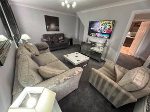 a living room with a couch and a tv at Spacious House To Accommodate 6 in Willaston