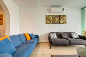 Posezení v ubytování Exceptional Tigne Seafront Apartments by Shortletsmalta