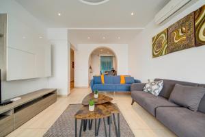 Posezení v ubytování Exceptional Tigne Seafront Apartments by Shortletsmalta