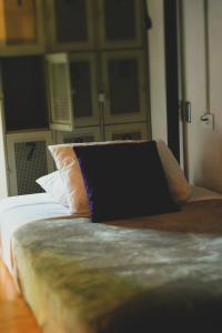 um close-up de uma cama com almofadas em OutBox Inn em Monteverde
