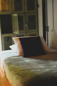 Una cama o camas en una habitación de OutBox Inn