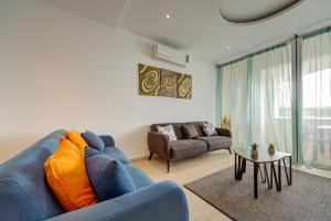 Posezení v ubytování Exceptional Tigne Seafront Apartments by Shortletsmalta