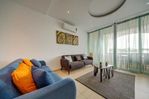 Posezení v ubytování Exceptional Tigne Seafront Apartments by Shortletsmalta