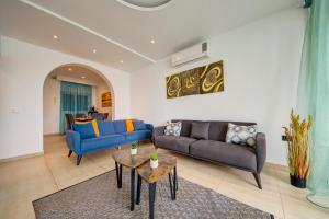 Posezení v ubytování Exceptional Tigne Seafront Apartments by Shortletsmalta