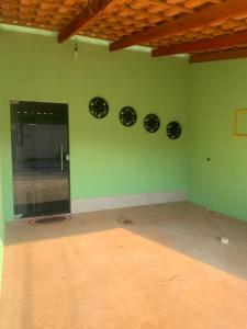 a room with green walls and plates on the wall at Quarto privativo,não é compartilhado! in Parauapebas