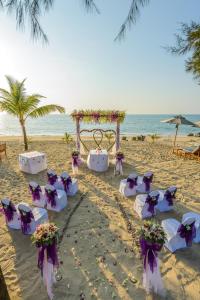 a set up for a wedding on the beach at 普吉岛-迈考海滩水疗度假村PL- Maikhaolak Beach Village in Khao Lak