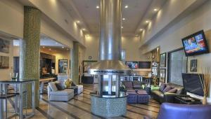een grote woonkamer met een fornuis in het midden bij 5 Star Resort Living Grayhawk Scottsdale in Scottsdale