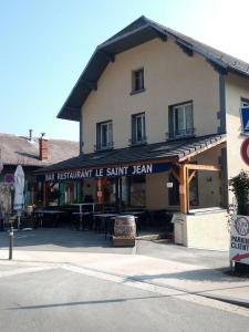 een gebouw met een bord dat leest bar restaurant le saint lean bij Le st jean 1 in Saint-Jean-de-la-Porte