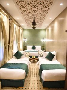 マラケシュにあるRiad Touhfa Kasbah Marrakechのカーテン付きの部屋のベッド1列