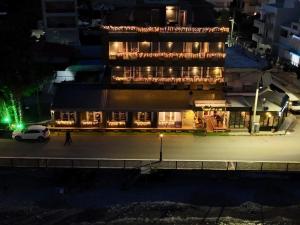 un edificio con muchas luces encendidas por la noche en Votsalakia Hotel & Luxury Apartments en Selínia