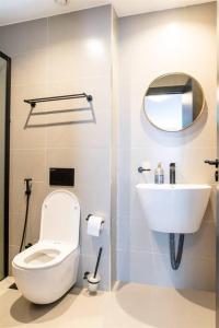 ein Bad mit einem WC und einem Waschbecken in der Unterkunft Fine Living Sky View in Nairobi