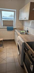eine Küche mit einer Waschmaschine und einem Waschbecken in der Unterkunft SES12 1-OG rechts Monteurwohnung in Wolfsburgs Zentrum in Wolfsburg