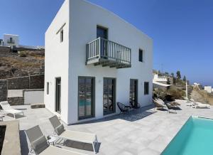 a white house with a swimming pool and a villa at Dream Villas Paros 1 ολόκληρος χώρος με πισίνα in Parikia