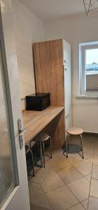 a kitchen with a wooden desk with a microwave at SES12 1-OG rechts Monteurwohnung in Wolfsburgs Zentrum in Wolfsburg