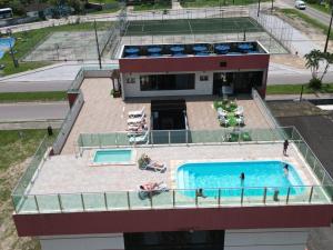 eine Draufsicht auf ein Schwimmbad an einem Gebäude in der Unterkunft Hotel Amaromar in Pontal do Paraná