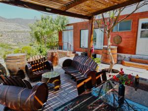 eine Terrasse mit Stühlen und Tischen auf einem Haus in der Unterkunft HERMOSA Y MODERNA CASA VACACIONAL in La Serena