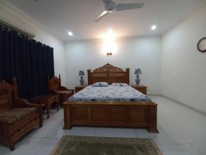 DHA 2 Villa, Near Giga Mall, Islamabad tesisinde bir odada yatak veya yataklar