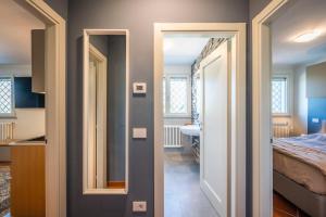 Postel nebo postele na pokoji v ubytování Royal Suite Parma con Piscine Calda e Fredda + 8 fotografií