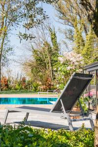 帕爾馬的住宿－Royal Suite Parma con Piscine Calda e Fredda，游泳池旁的金属长凳