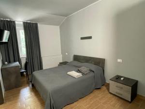 sypialnia z łóżkiem i stołem w obiekcie De Santi w mieście Candia Canavese