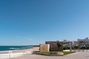 uma vista para a praia e para o oceano com um edifício em Santa Beach Villa - 3 bedrooms & BBQ em Santa Cruz