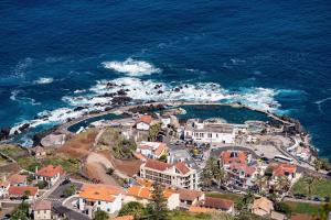 uma vista aérea de um resort no oceano em Villa Rosa em Porto Moniz