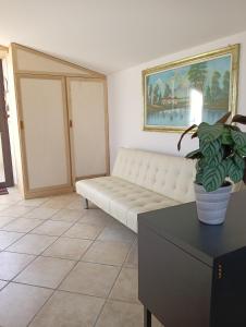 uma sala de estar com um sofá e um vaso de plantas em 26 km da Roma Monolocale ben collegato A.C. wifi em Rignano Flaminio