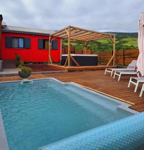 Bazén v ubytování Villa Le Cyprès classée 4 Etoiles billard, piscine et jacuzzi nebo v jeho okolí