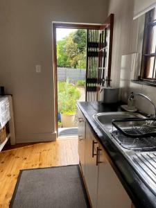 مطبخ أو مطبخ صغير في Milner Cottage: Digital Nomad Oasis
