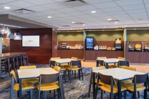 a restaurant with tables and chairs and a counter at Fairfield Inn & Suites by Marriott Chillicothe in Chillicothe