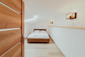 - une chambre avec un lit à côté d'une porte dans l'établissement Ubytovanie Starý dvor, à Spišské Podhradie